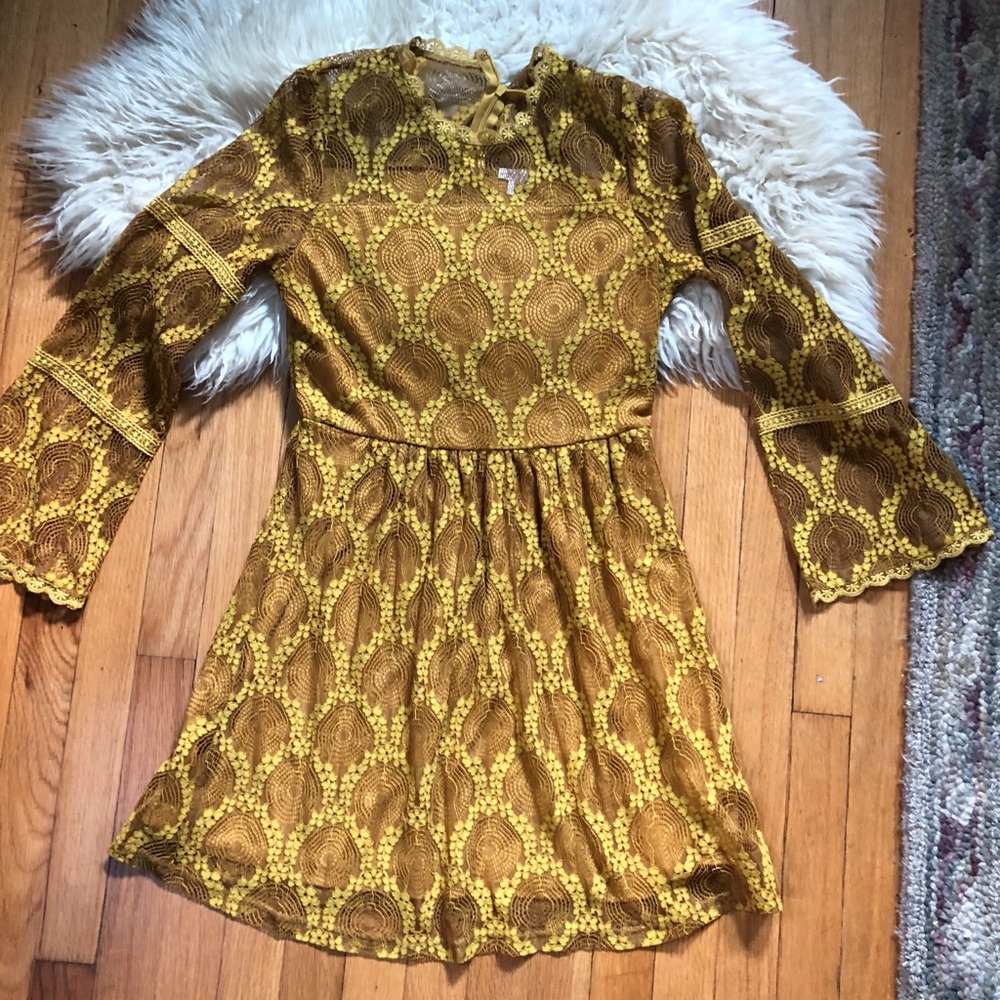 60s-style Bell-sleeve Dress